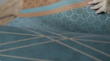 Profesyonel detoratör kumaş örnekleri seçiyor. Örneklere elleriyle dokunuyor. Ev tasarımı ve yenileme konsepti.