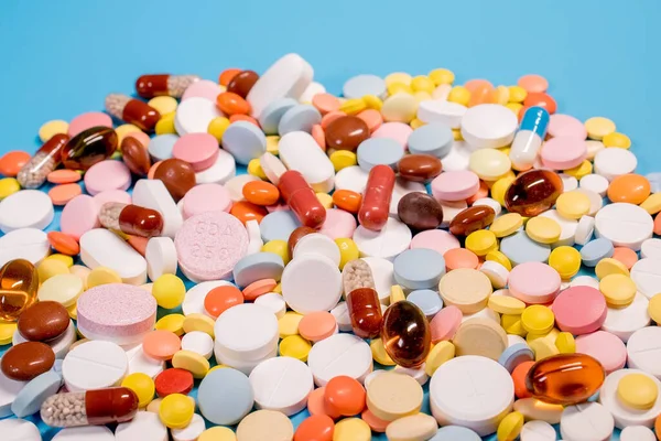 Üstünde Bir Sürü Renkli Ilaç Hap Var Tıbbi Tedavi Kavramı — Stok fotoğraf