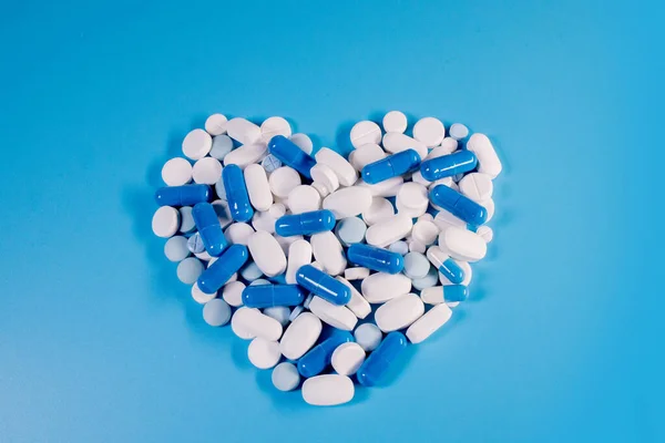 Pastillas Blancas Cápsulas Azules Forma Corazón Sobre Fondo Azul Pastillas — Foto de Stock