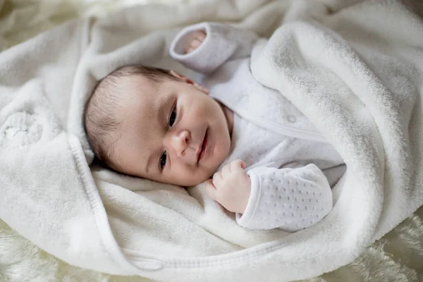 Bayi Yang Baru Lahir Terbaring Ditutupi Dengan Selimut Putih — Stok Foto