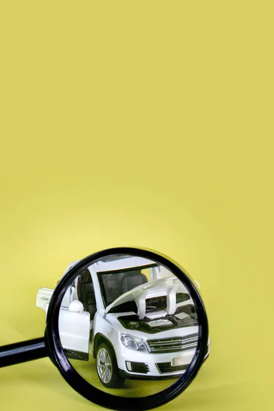 Білий Автомобіль Збільшувальне Скло Жовтому Тлі Копіювальним Простором Концепція Гарантії — стокове фото