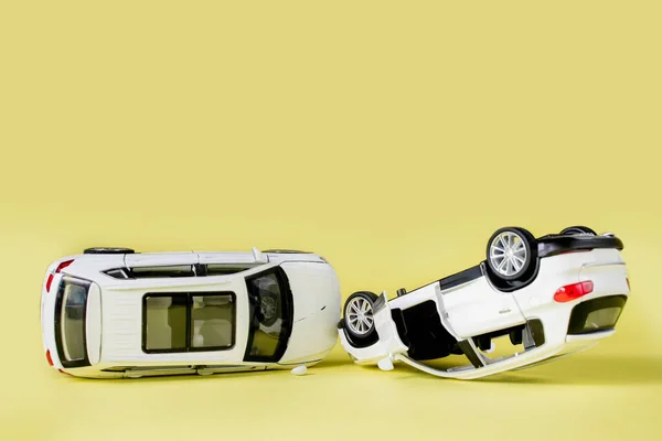 Dos Mini Accidente Coche Juguete Sobre Fondo Amarillo Incidente Accidente — Foto de Stock