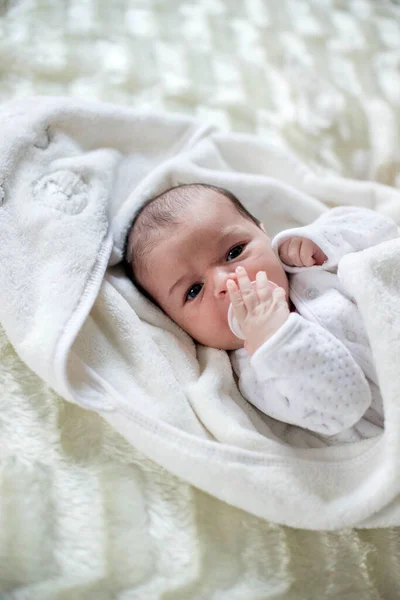 白い毛布で覆われた新生児 — ストック写真