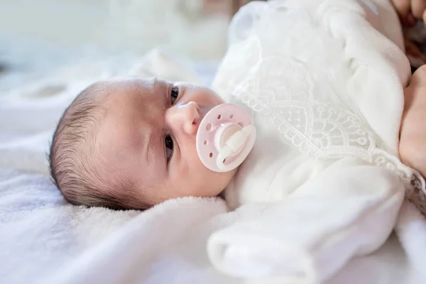 Bebé Recién Nacido Acostado Con Chupete Cubierto Con Manta Blanca — Foto de Stock