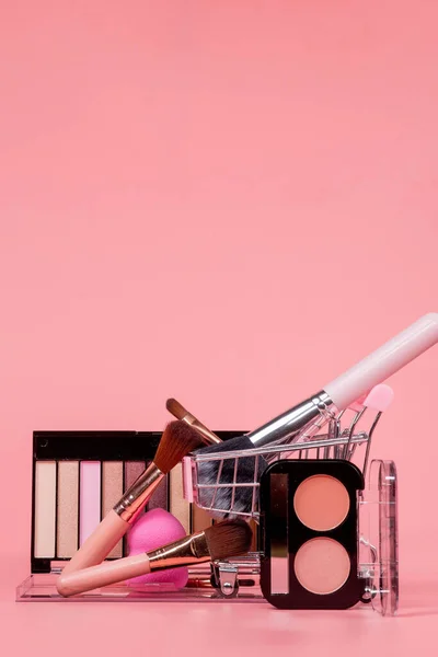 Pembe Arka Planda Makyajlı Alışveriş Arabasıyla Yaratıcı Bir Konsept Parfüm — Stok fotoğraf