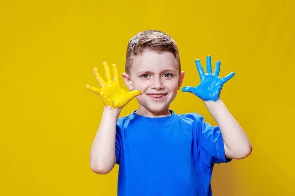 Liten Glad Pojke Med Målade Handflator Gult Och Blått Färgerna — Stockfoto
