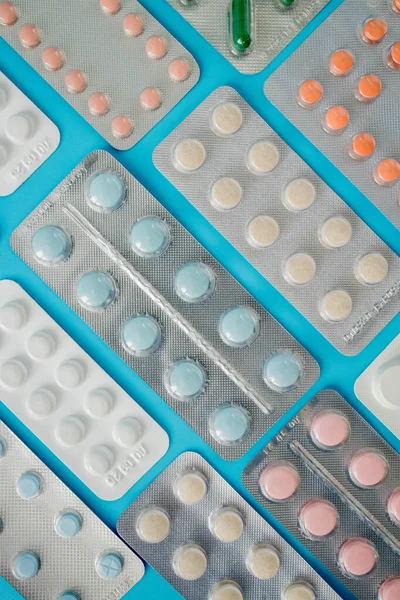 Medicamentos Farmacéuticos Antibióticos Pastillas Pastillas Colores Sobre Fondo Azul Píldoras —  Fotos de Stock