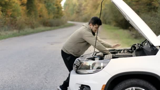 Άνθρωπος Στέκεται Δίπλα Ένα Χαλασμένο Αυτοκίνητο Και Εξετάζει Απογοήτευση Για — Αρχείο Βίντεο