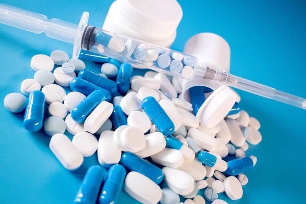 Surtido Píldoras Medicamentos Farmacéuticos Tabletas Cápsulas Frasco Jeringa Sobre Fondo — Foto de Stock