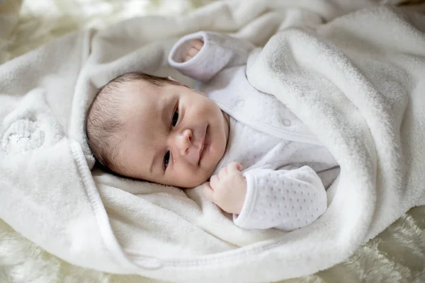 白い毛布で覆われた新生児 — ストック写真