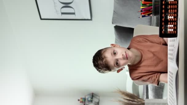 这个烦躁不安的小男孩正在准备计算智力算术 快乐中的数学 — 图库视频影像