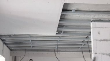 Askıya alınmış tavanın kurulumu için profil ve alçı tabanlı yapı.