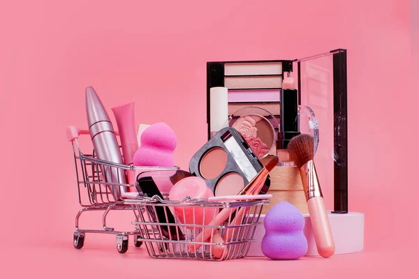 Kreativt Koncept Med Shoppingvagn Med Smink Rosa Bakgrund Parfym Svamp — Stockfoto