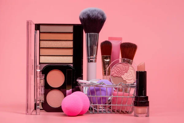 プロの化粧道具 ピンクの背景に化粧品 化粧のための様々な製品のセット — ストック写真