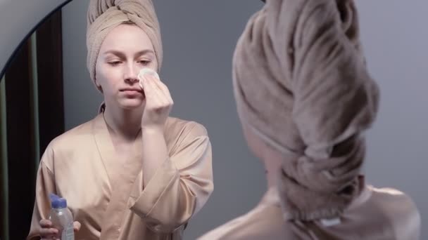 Жінка Використовує Зволожуючу Піну Миття Обличчя Усміхненої Ранкової Шкіри — стокове відео