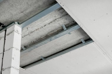 Askıya alınmış tavanın kurulumu için profil ve alçı tabanlı yapı.