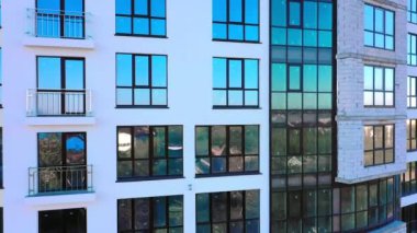 İnşaat halindeki yeni apartman cephesinde çok pencere var