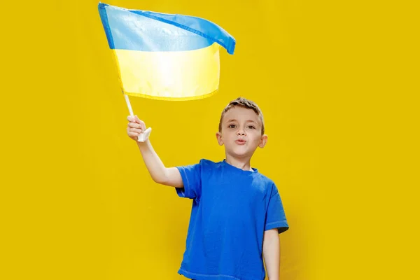 Маленький Хлопчик Посміхається Тримаючи Жовтий Синій Прапор України Українське Дитя — стокове фото