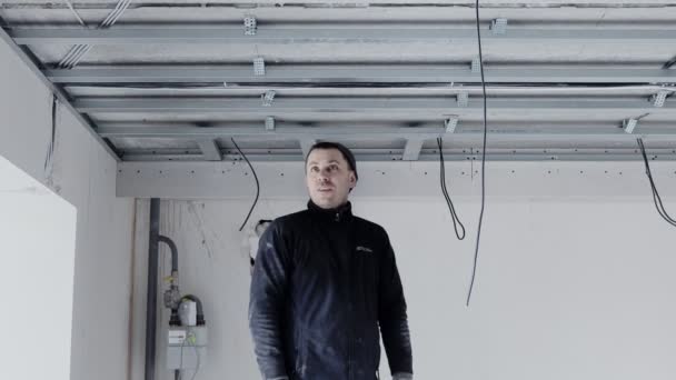 Bauarbeiter Befestigt Metallrahmen Der Decke Mit Einem Schraubenzieher Renovieren Bauen — Stockvideo
