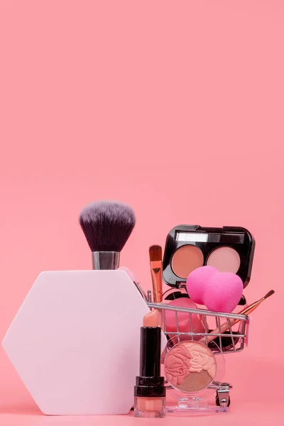 Concepto Creativo Con Carrito Compras Con Maquillaje Sobre Fondo Rosa —  Fotos de Stock