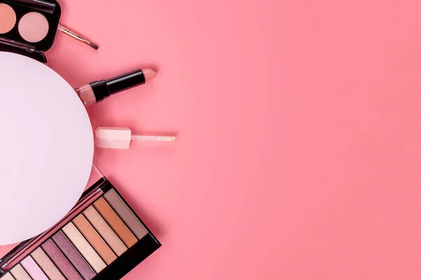 Professionella Sminkverktyg Produkter För Makeup Rosa Bakgrund Uppsättning Olika Produkter — Stockfoto