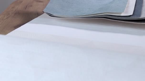 Професійний Дегенератор Вибираючи Тканинні Годинники Вона Торкається Зразків Руками Концепція — стокове відео