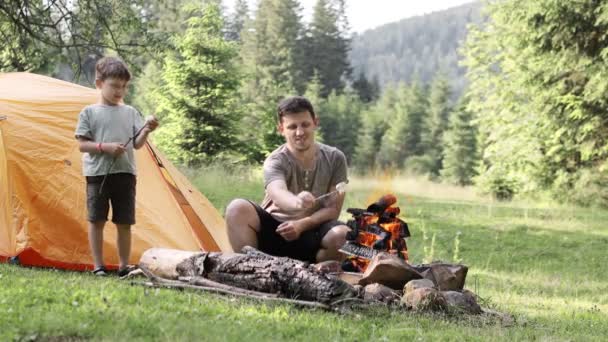 Happy Father Zoon Roosteren Marshmallow Boven Kampvuur Camping Wandelen Tijd — Stockvideo