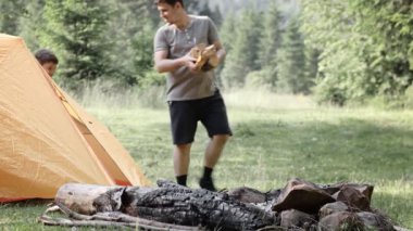 Baba ve oğul, doğal ortamda yangın için odun ve odun taşır..
