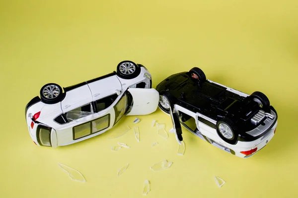 Sarı Arka Planda Iki Küçük Oyuncak Araba Kazası Kaza Trafik — Stok fotoğraf