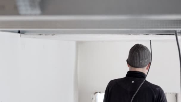 Travailleur Construction Assembler Plafond Suspendu Avec Cloison Sèche Fixer Cloison — Video
