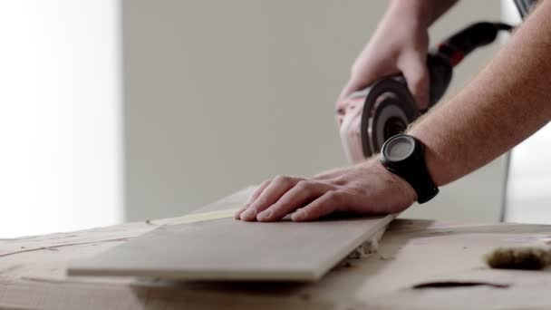 Professional Tiler Cutting Tile Angle Grinder — Stock Video
