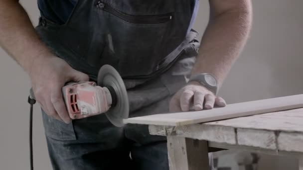 Profesionální Tiler Řezání Kusů Keramické Dlaždice Pro Instalaci Podlahy Výstavba — Stock video