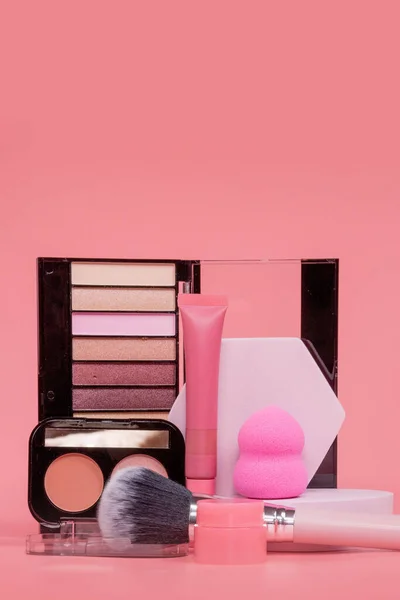プロの化粧道具 ピンクの背景にメイクのための製品 化粧のための様々な製品のセット — ストック写真