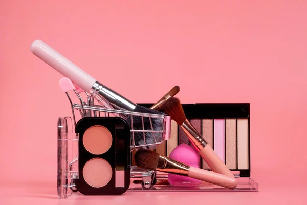 Pembe Arka Planda Makyajlı Alışveriş Arabasıyla Yaratıcı Bir Konsept Parfüm — Stok fotoğraf