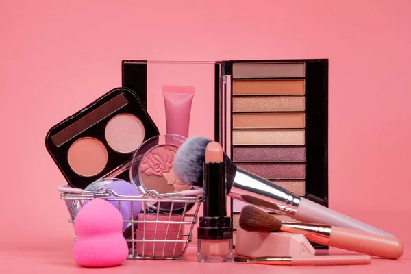 Herramientas Maquillaje Profesional Productos Maquillaje Sobre Fondo Rosa Conjunto Varios —  Fotos de Stock