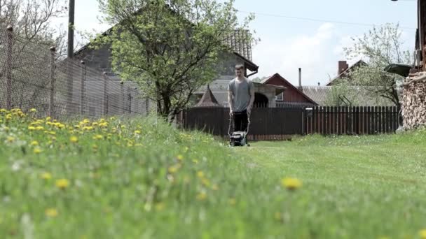 Man Maait Gazon Achtertuin Van Zijn Huis Man Met Grasmaaier — Stockvideo