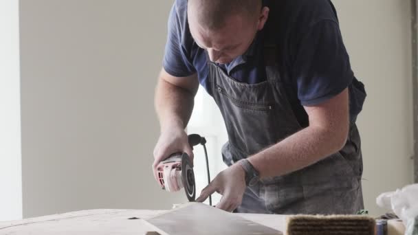 专业的角磨床铣削瓷砖 维修公寓 — 图库视频影像