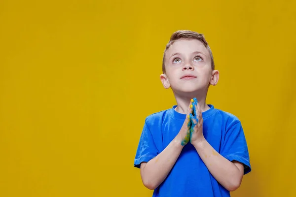 Ukrainian Boy Prays Ukraine Children War Boy Blue Shirt Yellow — Fotografia de Stock