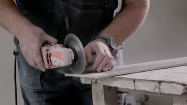 Açı öğütücüsüyle fayans kesen profesyonel tiler.