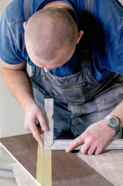 Seramik fayansları kesmek ve zemin montajı için bant yapıştırmak. İnşaat, yenileme, onarım...