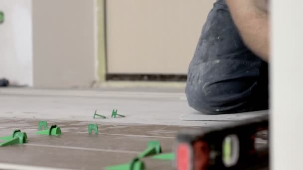 Трейлер Розміщує Керамічну Настінну Плитку Положенні Над Клеєм Системою Вирівнювання — стокове відео