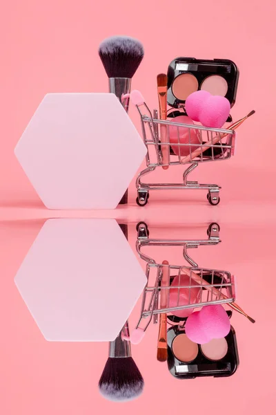 Creatief Concept Met Winkelwagentje Met Make Een Roze Achtergrond Parfum — Stockfoto