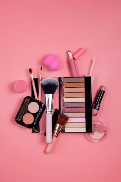 プロの化粧道具 ピンクの背景に化粧品 化粧のための様々な製品のセット — ストック写真