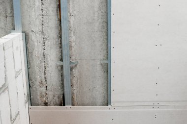 Askıya alınmış tavanın kurulumu için profil ve alçı tabanlı yapı.