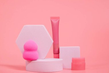 Profesyonel makyaj aletleri. Pembe arka planda makyaj ürünleri. Makyaj için çeşitli ürünler.