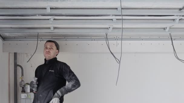 Bouwvakker Monteren Van Een Verlaagd Plafond Met Gipsplaten Bevestigen Van — Stockvideo