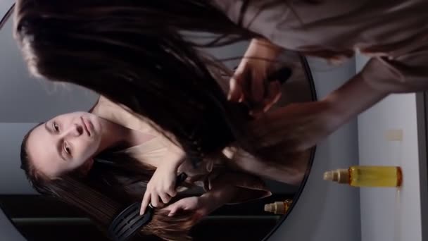 Pretty Woman Fésülködik Gyönyörű Haj Kefével Miközben Áll Közel Tükör — Stock videók