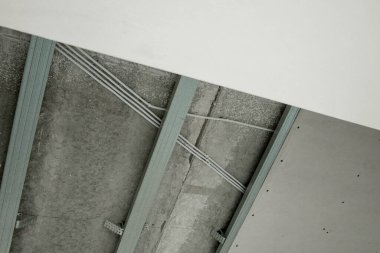 Askıya alınmış tavanın kurulumu için profil ve alçı tabanlı yapı.