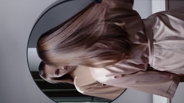 Гарненька Жінка Розчісує Своє Красиве Волосся Пензлем Стоячи Біля Дзеркала — стокове відео