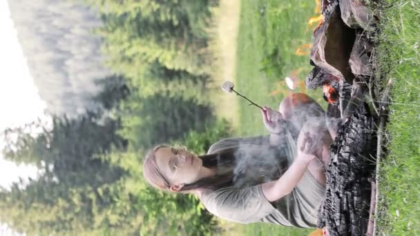 Eine Frau Grillt Marshmallows Lagerfeuer Wald Schlag Auf Einen Heißen — Stockvideo